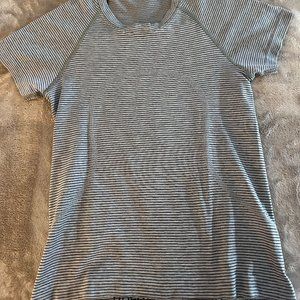 Lululemon Swiftly Tech Short-Sleeve Shirt 2.0 - Race Length - Size 4